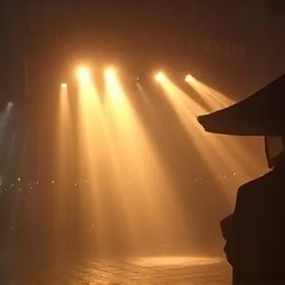 《雾港黎明》高清视频封面，清晨浓雾笼罩的港口吊机剪影