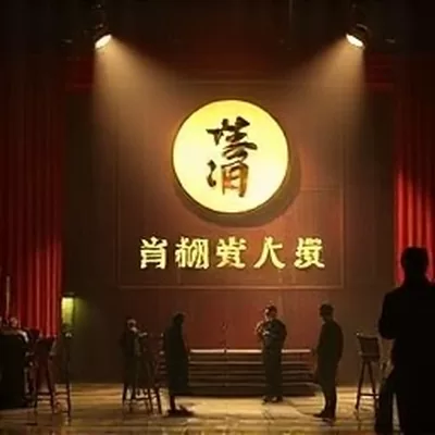 《沙丘与钟表》高清视频封面，沙丘曲线与巨大钟表齿轮同框