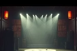 《纸鸢与铁轨》高清视频封面，纸鸢掠过废弃铁轨上方的天空
